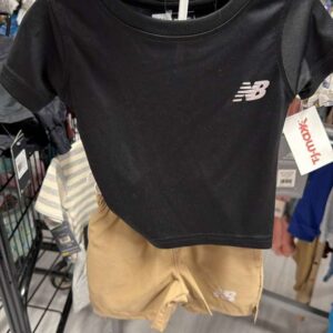 BEBE NIÑO Talla 12M New Balance Set 2 Piezas Polo Negro y Short Caqui