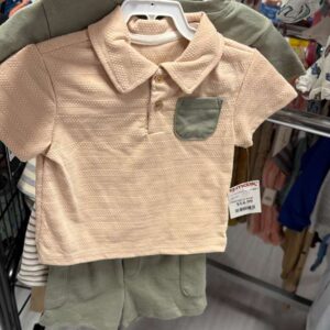 BEBE NIÑO Talla 12M TAHARI BABY Set 2 Piezas Polo Rosado Texturizado con Bolsillo Verde y Short Verde Olivo