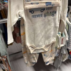 BEBE NIÑO Talla 12M Set 3 Piezas Bodysuit Manga Larga Estampado Camiones, Pantalón Estampado y Gorro Nudo